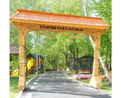 portă de lemn la intrarea în Camping Țara Oașului