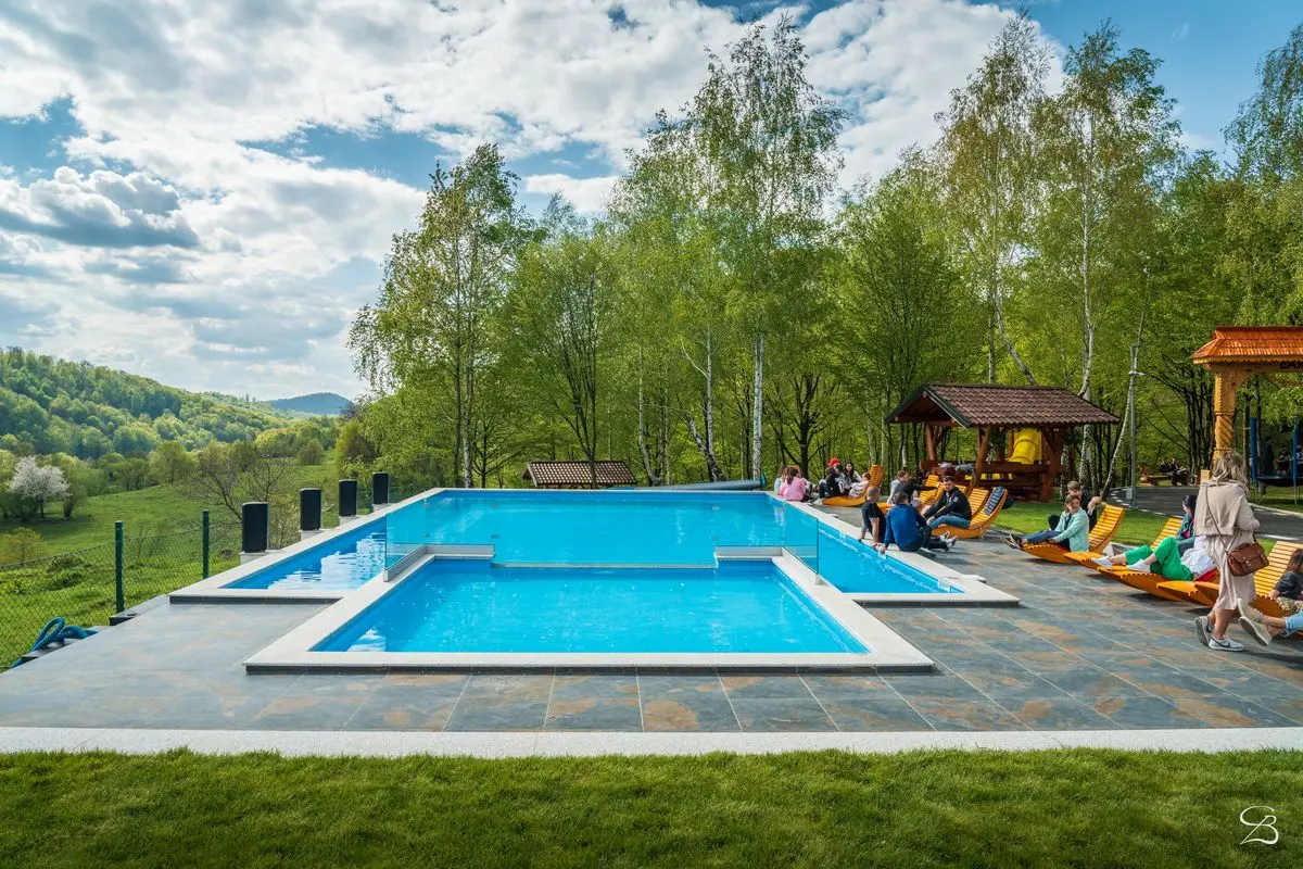 piscina camping tara oasului, priveliste de munte