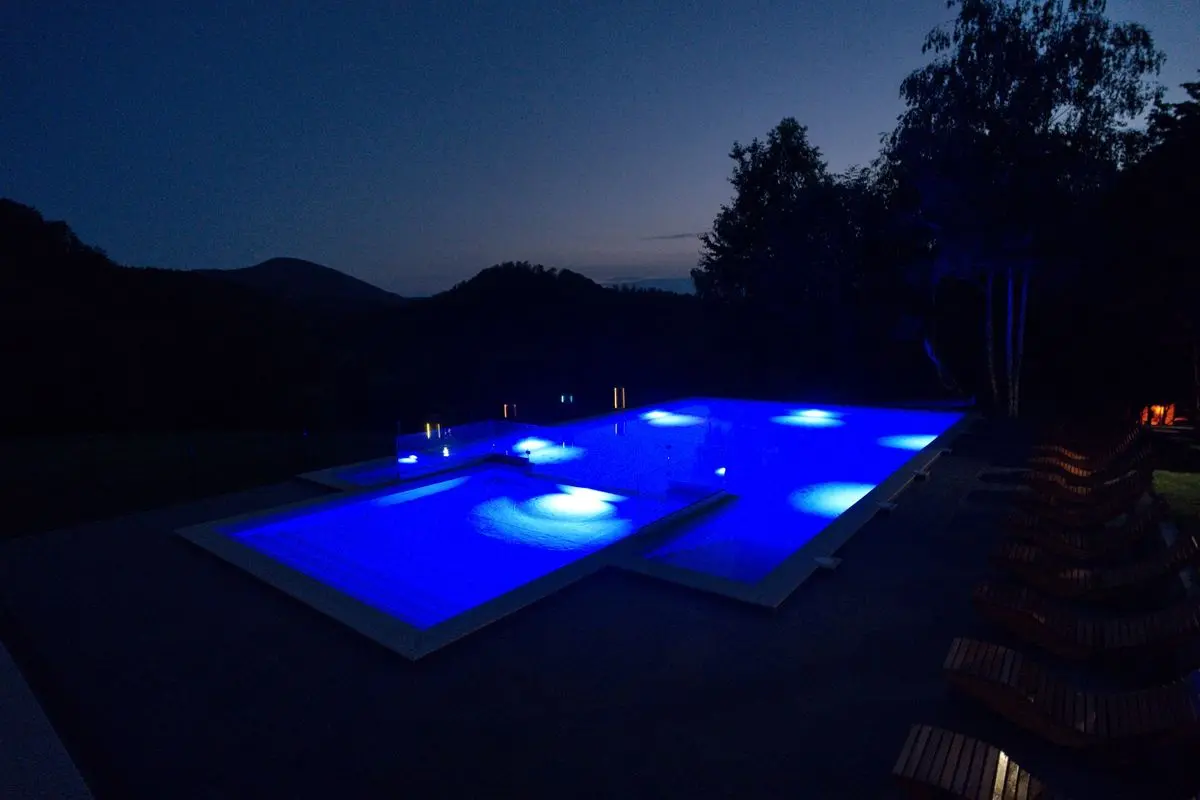 piscina exterioara, iluminata, noaptea