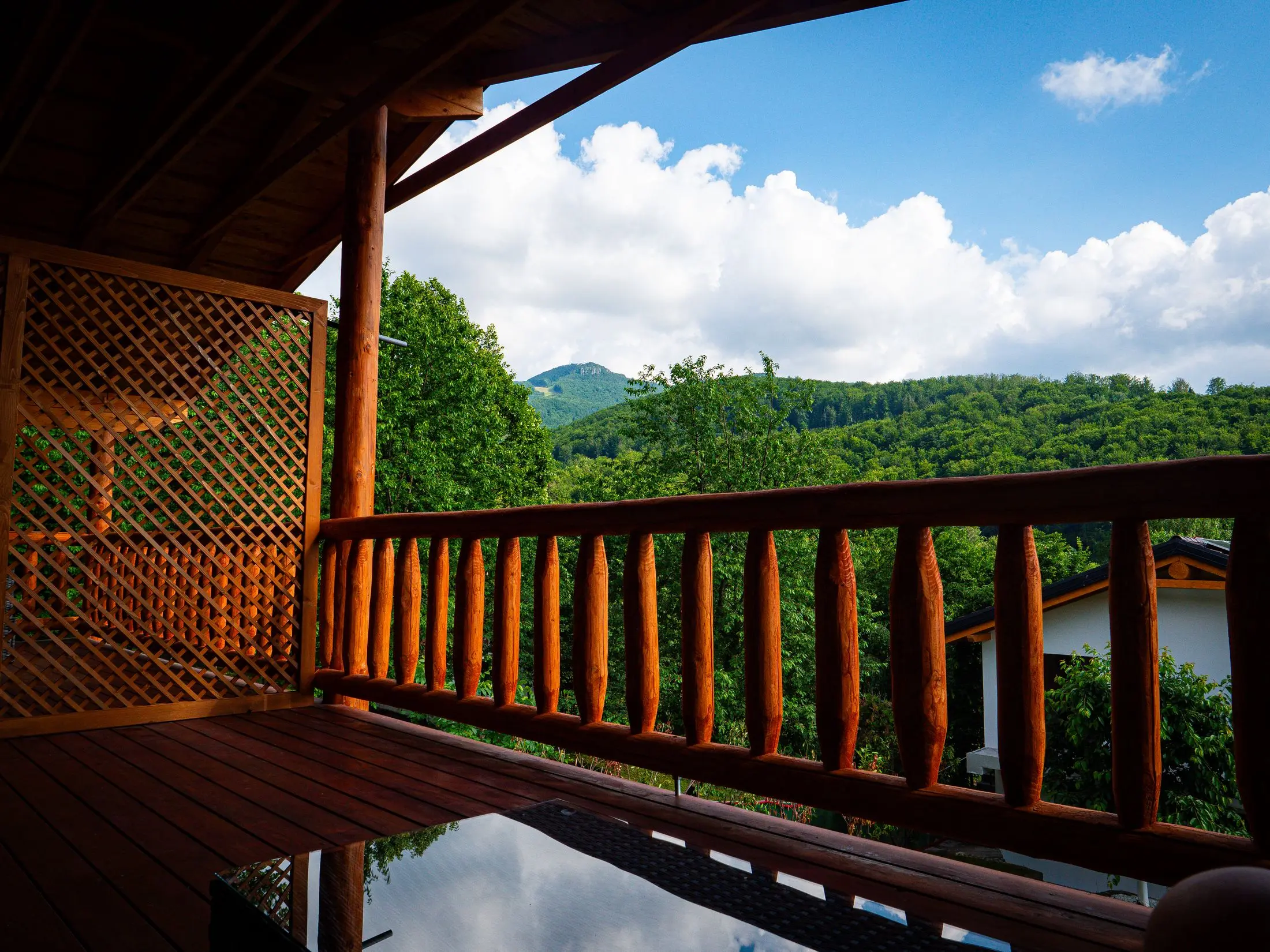 terasă de lemn cu priveliște montană
