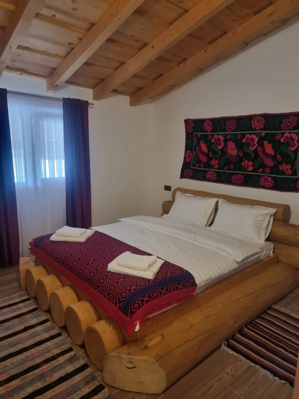 Camping Țara Oașului, pat matrimonial rustic, tavan din lemn