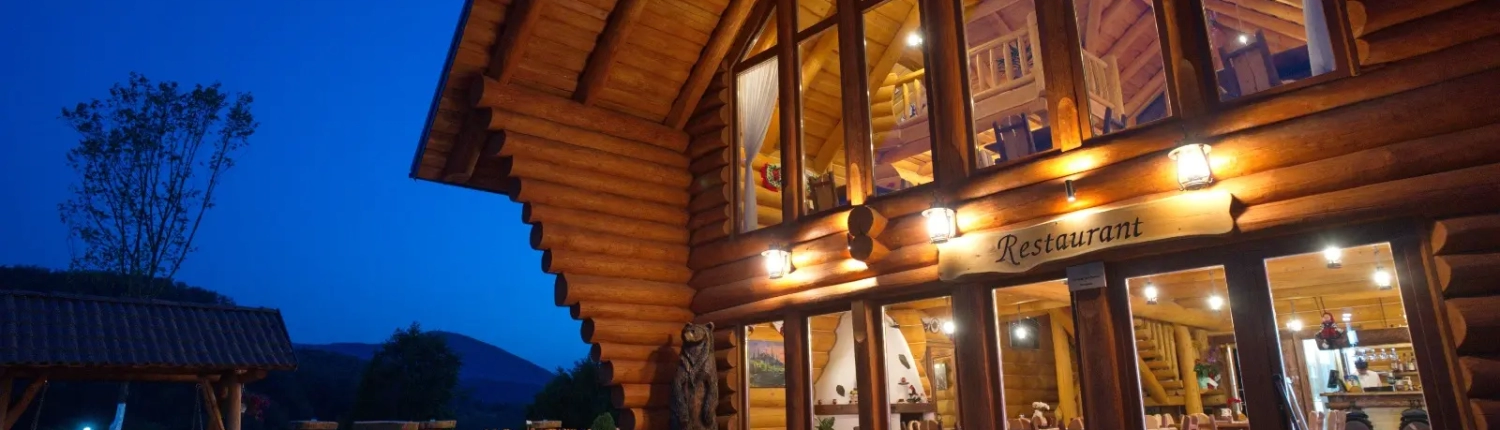 exterior restaurant Camping Țara Oașului, nocturna