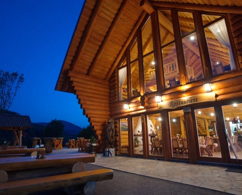 exterior restaurant Camping Țara Oașului, nocturna