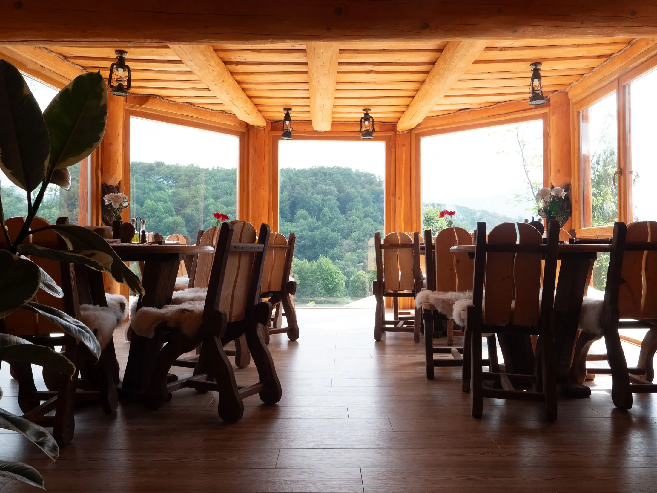 restaurant in stil rustic cu mese si scaune de lemn