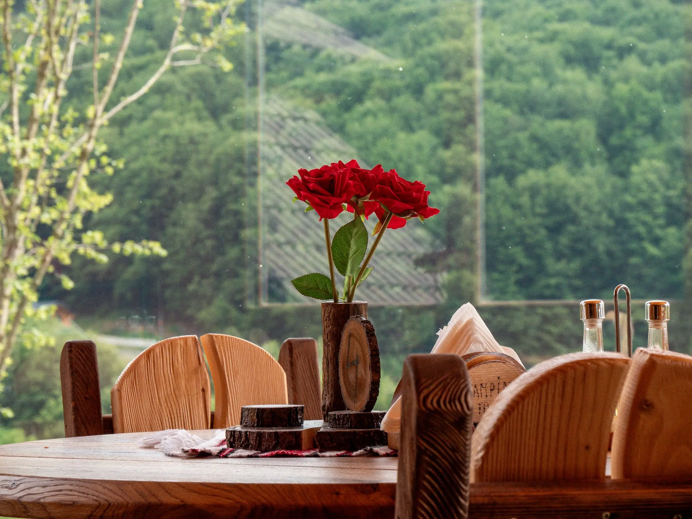 masa restaurant in stil rustic, vaza de lemn, trandafiri