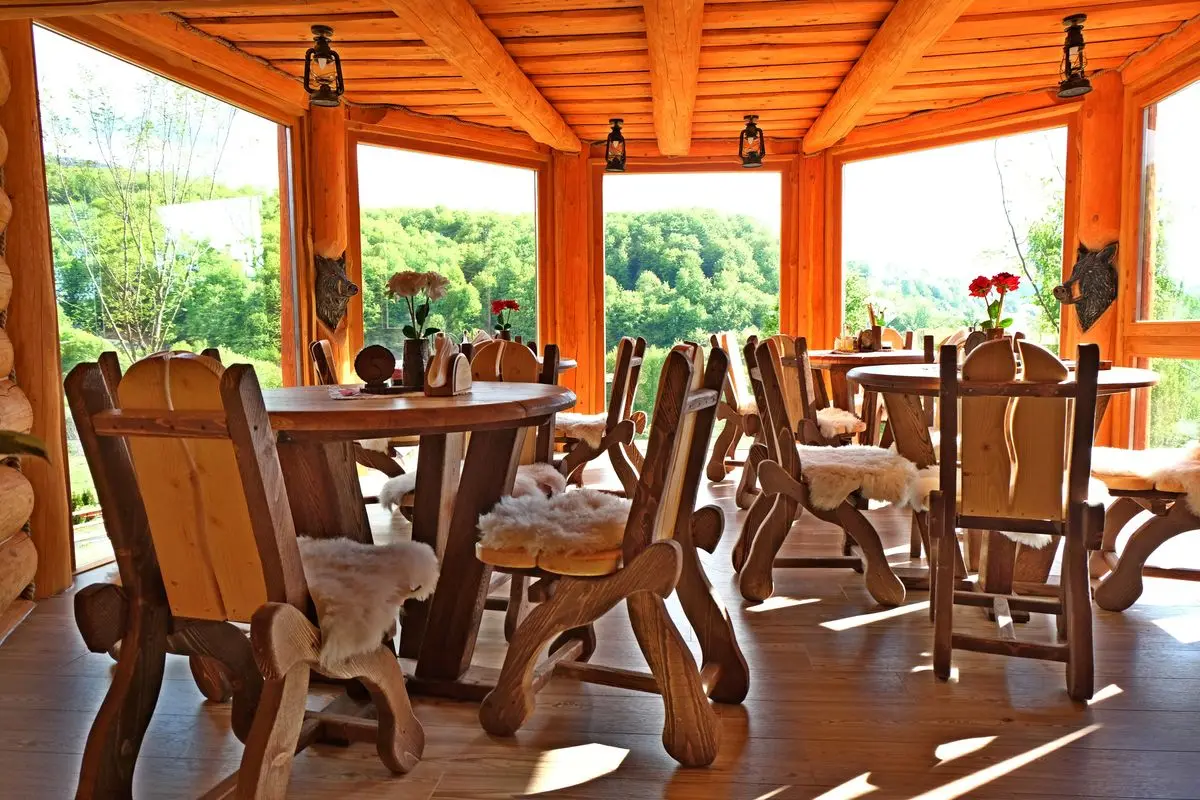 interior lemn restaurant Camping Țara Oașului